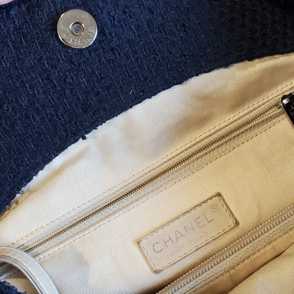 Chanel Tweed Hobo Bag - Picture 6 of 11